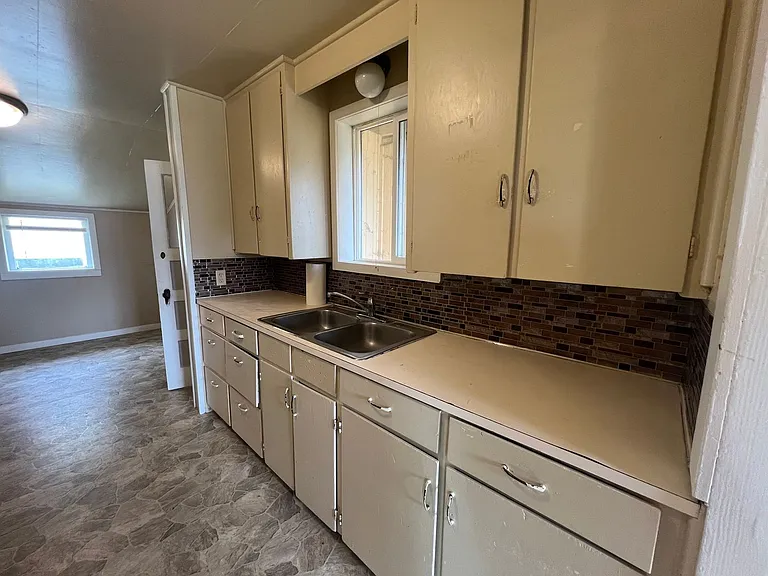486 Jackson Ave — Photo 3