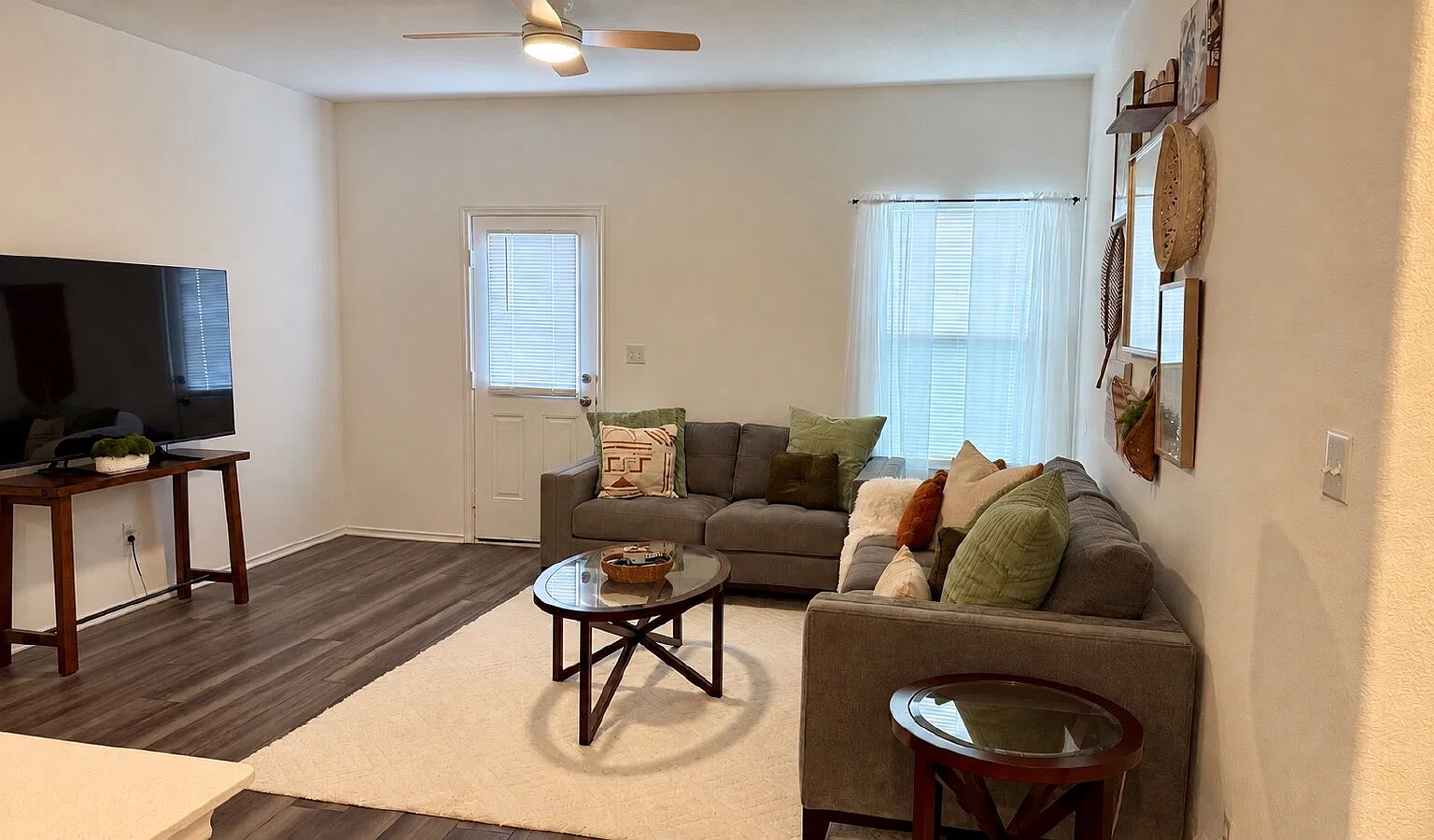 3 bed, 2.0 bath, 1051 sqft, $1,880 — Photo 2