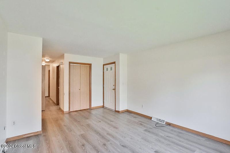 5th image of 173 W Lawrence Street