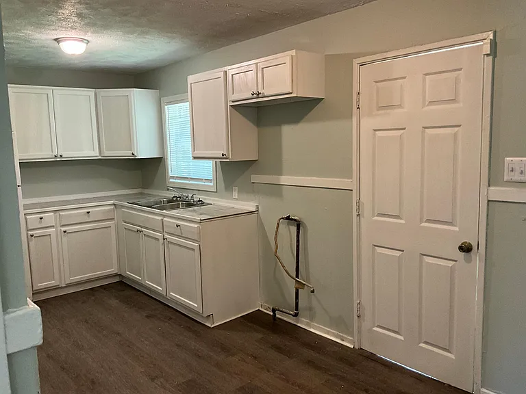3056 Woodview Dr — Photo 6