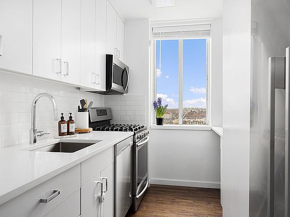 5th image of 515 E 79th St APT 25F
