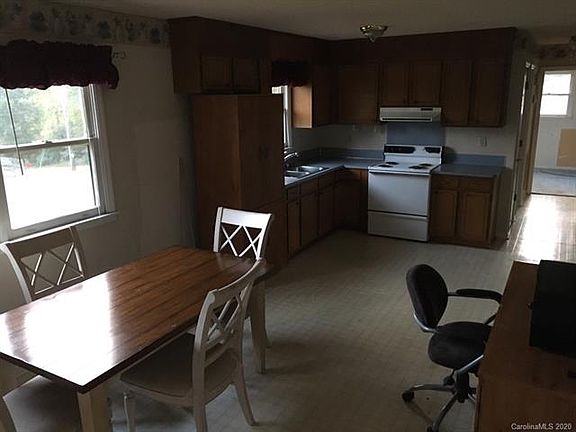 3rd image of 102 Rockett St