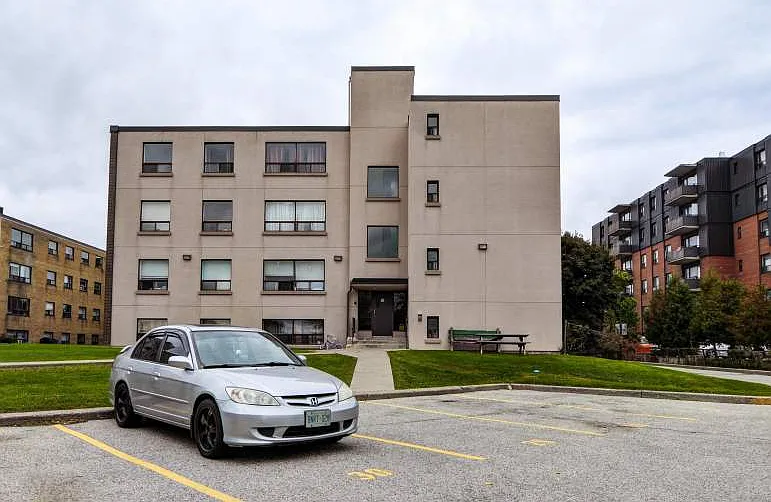 1545 Birchmount Road Toronto — Photo 3
