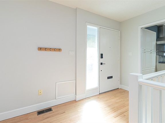 4th image of 2660 Macdonald Dr E