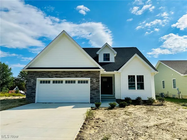 1915 Carnegie Heights Dr, Niles, OH 44446