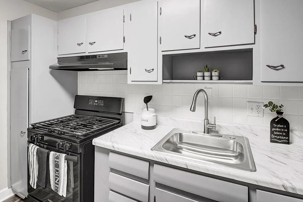 Montgomery Plaza Apartments — Photo 1