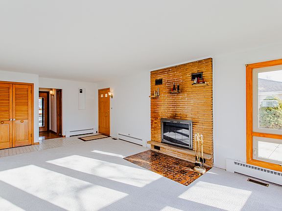 4th image of 2054 Estes Ave