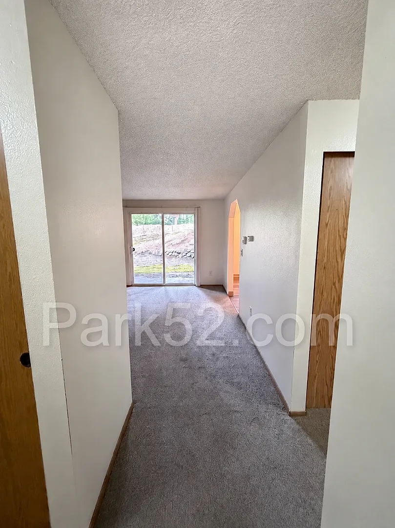 1/2 Off First Full Month's Rent! Lower Level 2 Bedroom 1 Bathroom Apartment — Photo 4