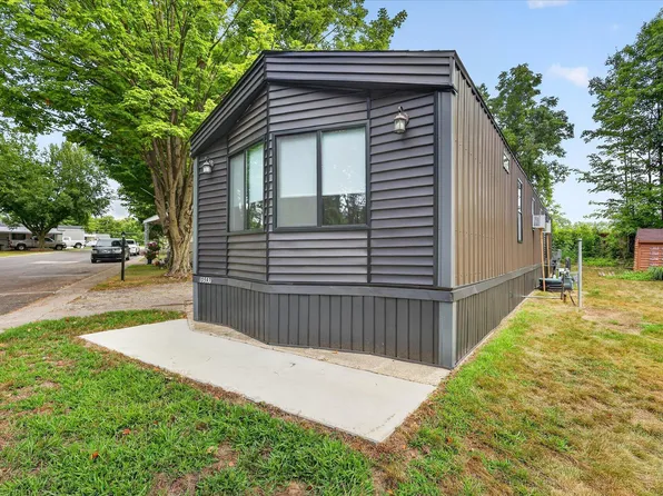 10597 Peachtree St, Plainwell, MI 49080