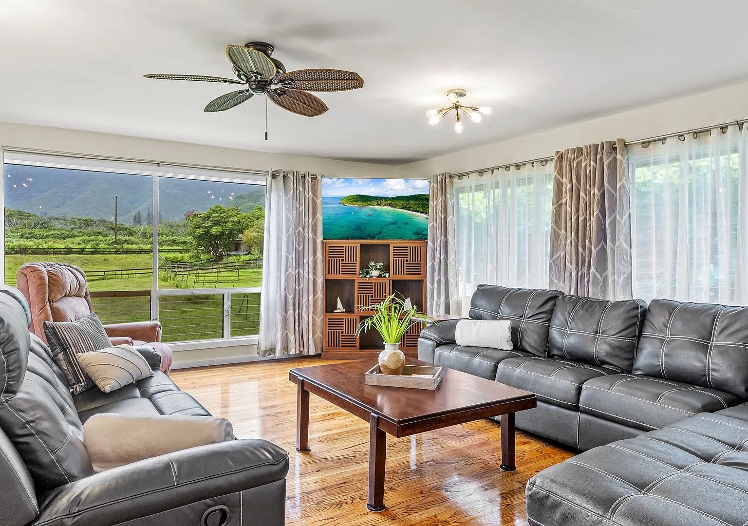 Perfect Location on 5 Acres, Walk to Beach, Open Concept w/ Breeze & Views — Photo 3