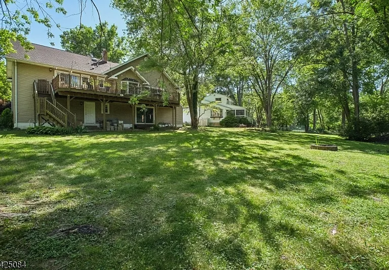 195 Chaucer Dr — Photo 4
