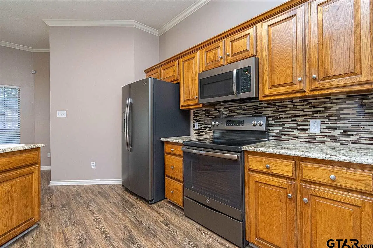 3 bed, 2.0 bath, 1851 sqft, $1,950 — Photo 4
