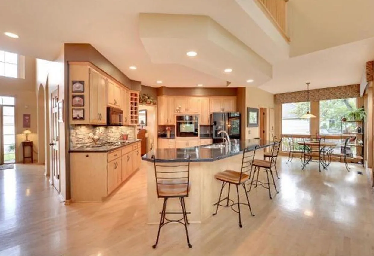 5 bed, 3.5 bath, 4158 sqft, $5,000 — Photo 4