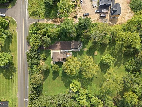 3rd image of 1428 Sumneytown Pike