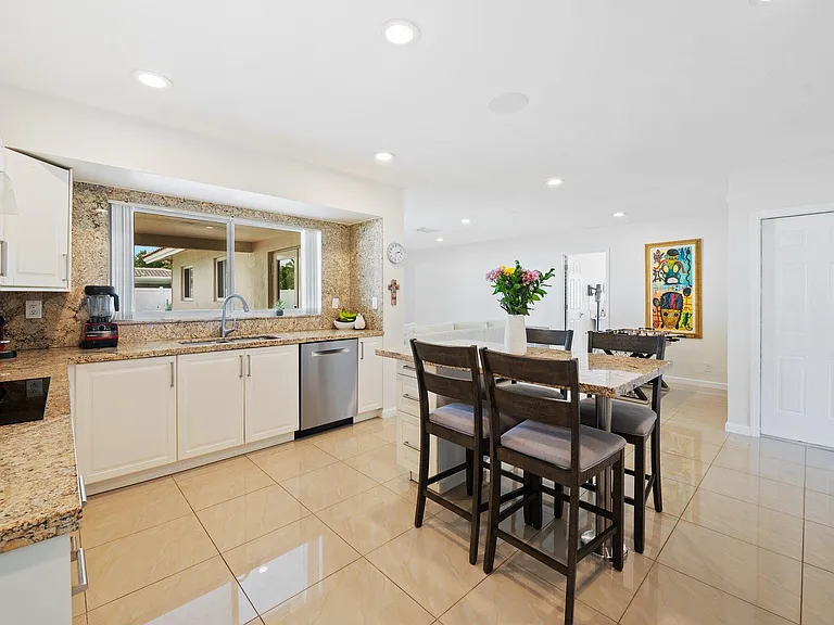 6101 SW 9th St — Photo 12