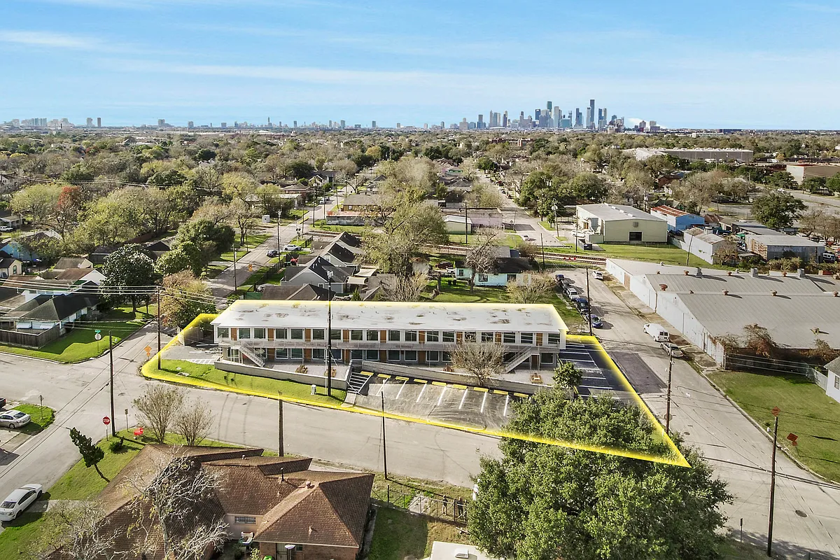Building Photo - 1408 Hughes St #8