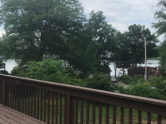 3rd image of 6 Hickory Ln