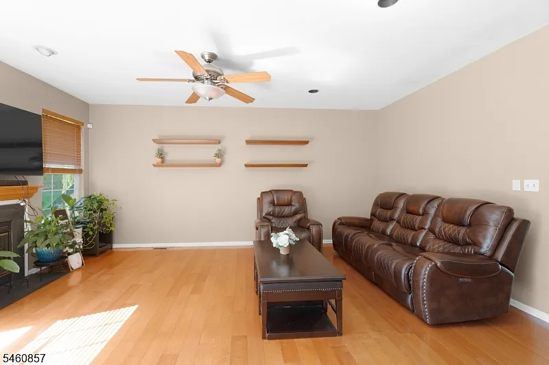3 bed, 2.5 bath, 1719 sqft, $3,750 — Photo 4