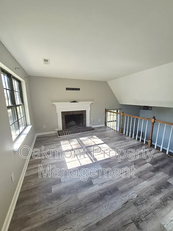 3 bed, 3.0 bath, 1230 sqft, $2,095 — Photo 3