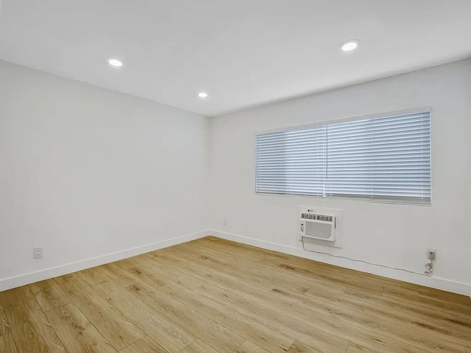 2nd image of 1223 N Beachwood Dr #6