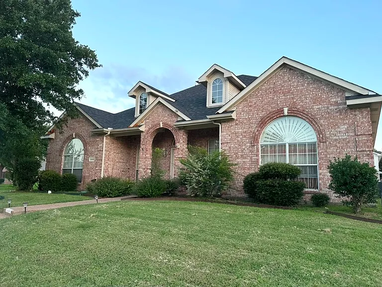 1444 Yosemite Dr — Photo 1