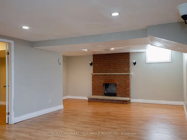1702 Greenvale Cres — Photo 2