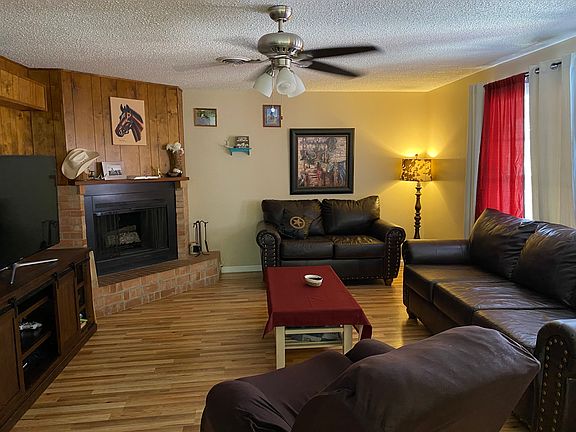 3rd image of 207 Fox Dr