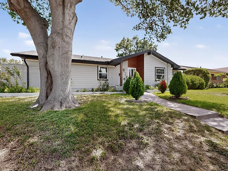 1514 Douglas Dr — Photo 3