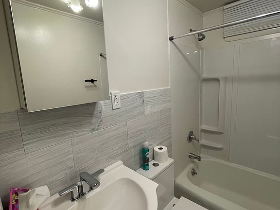 5th image of 32 Hobby St