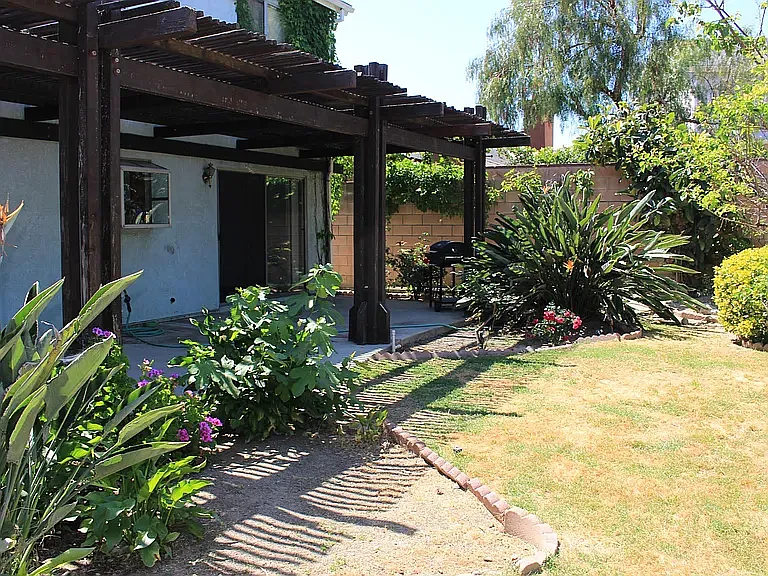 11634 Garrick Ave — Photo 4