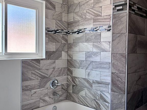 5th image of 928 S Sherbourne Dr APT 4