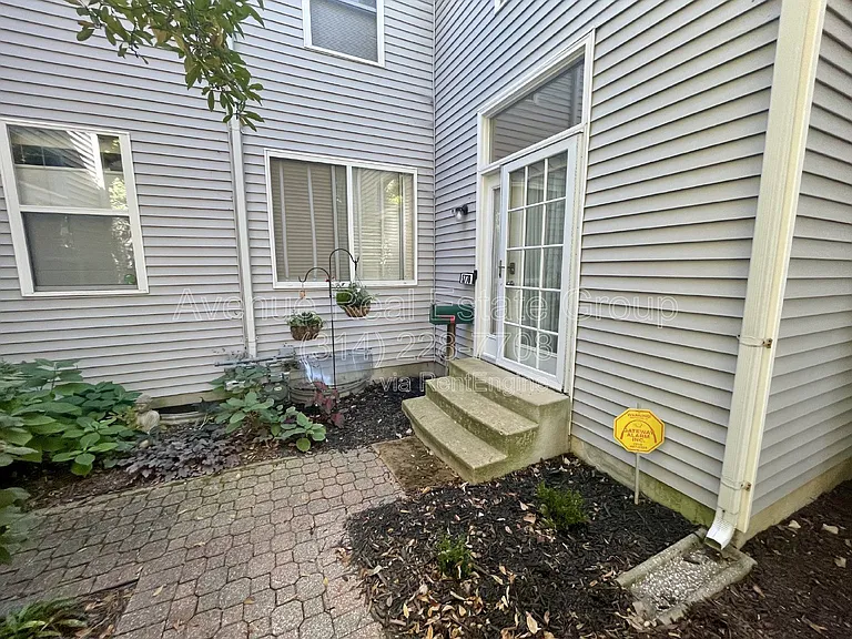 5776 Kingsbury Pl — Photo 2