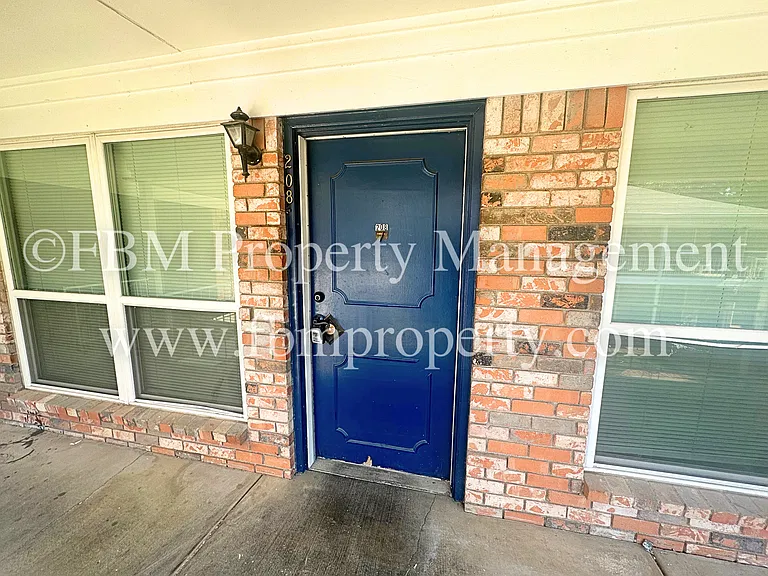 518 N Rogers St #208 — Photo 2