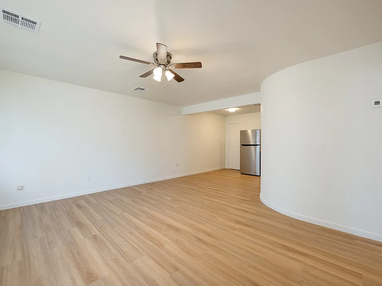 511 E Grumman Dr — Photo 5