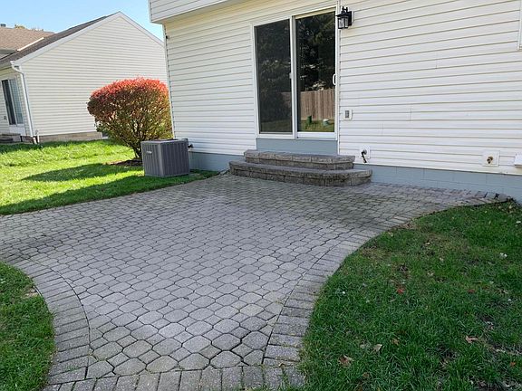 3rd image of 8332 Glencrest Dr