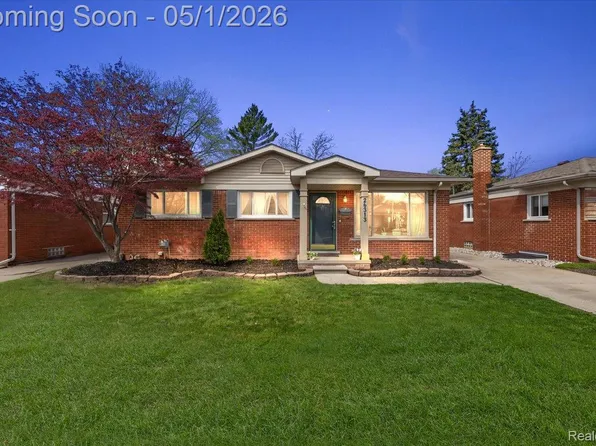 26313 Princeton St, Saint Clair Shores, MI 48081