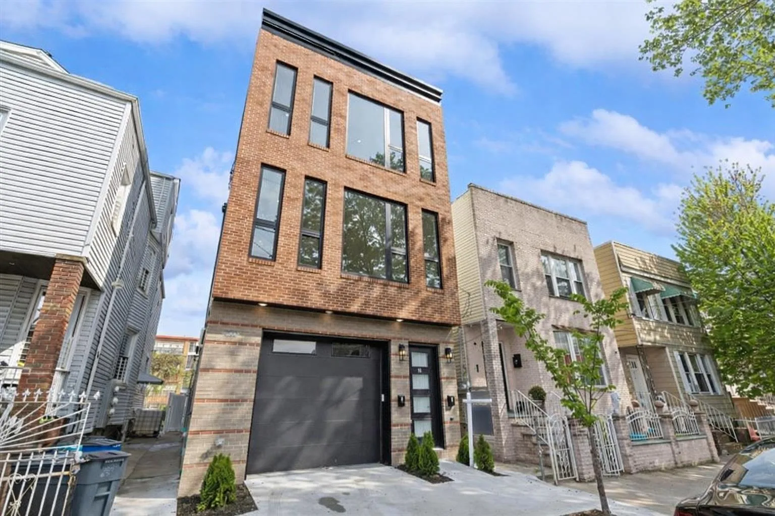 220 Freeman Ave photo 1