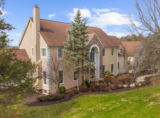10 Blue Cliff Dr, Clinton Twp., NJ 08833