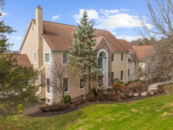 10 Blue Cliff Dr, Clinton Twp., NJ 08833