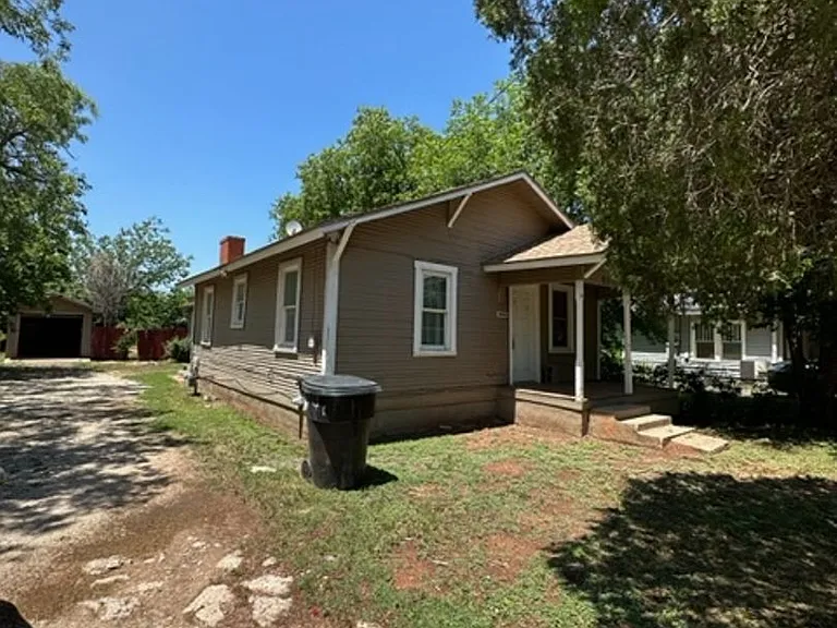 934 Ballinger St — Photo 2