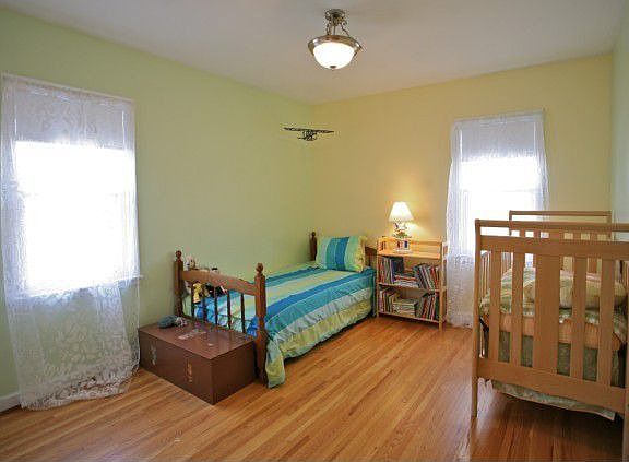 5th image of 903 Arlington Ave W