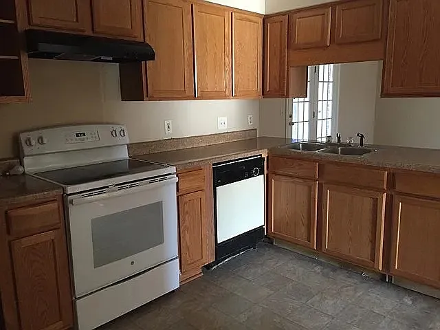 1646 Latham Court - 1 — Photo 3