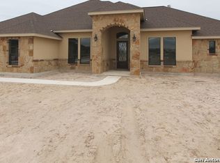 108 Caylea Dr, Floresville, TX 78114