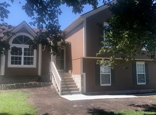 812 SW Cross Creek Dr, Grain Valley, MO 64029