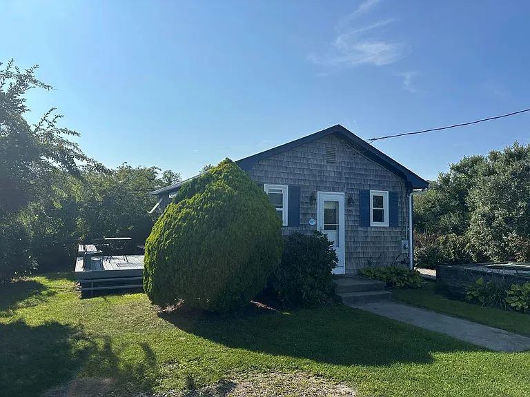 595 Succotash Rd — Photo 1