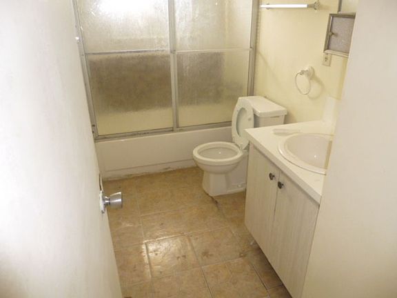 5th image of 820 W Tiffany Dr APT 4
