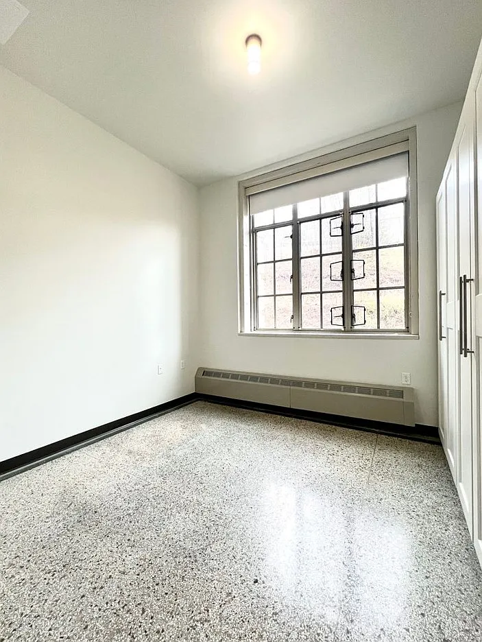 521 W 2nd Street - Leijona — Photo 3