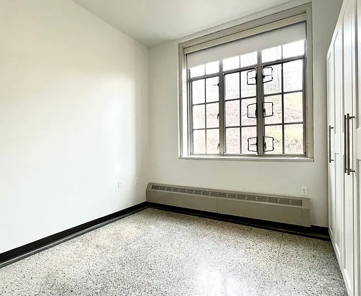 521 W 2nd Street - Leijona — Photo 3