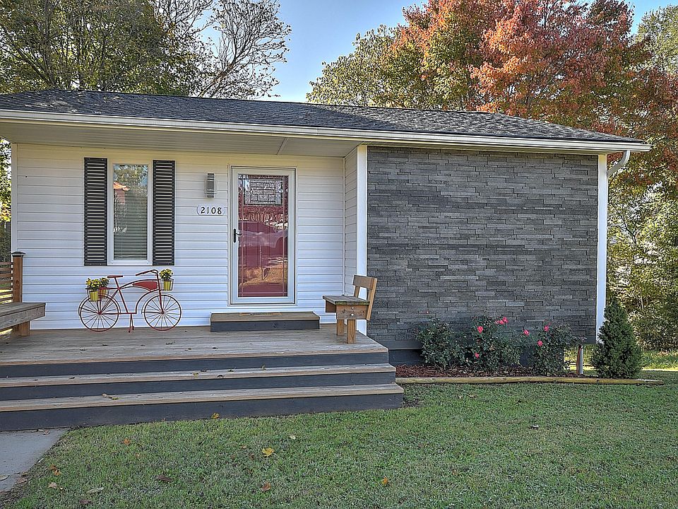 1st image of 2108 Lawrence Ave