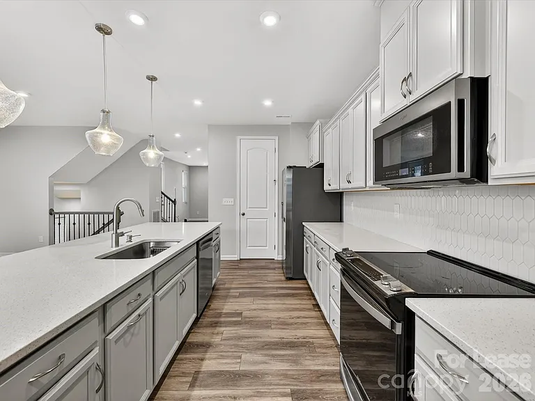 420 Burr St — Photo 12